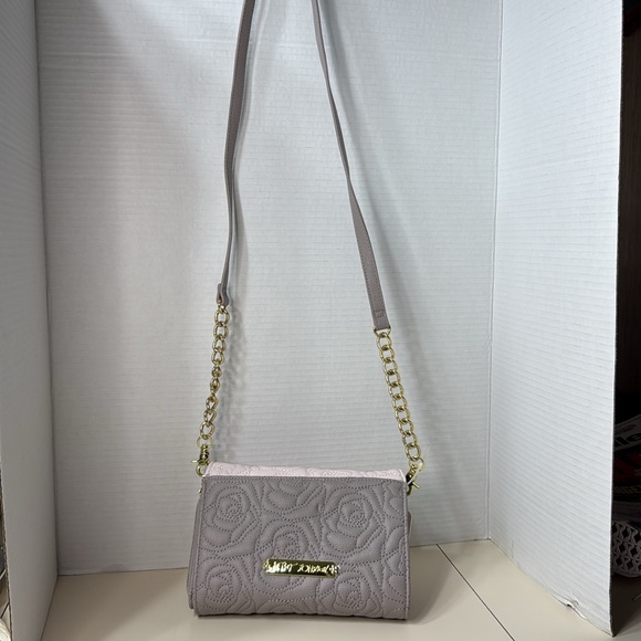 Betsey Johnson Elegant Cream Pink Bow Accent Women's Bag Gold Tone Hardware New - Picture 4 of 10